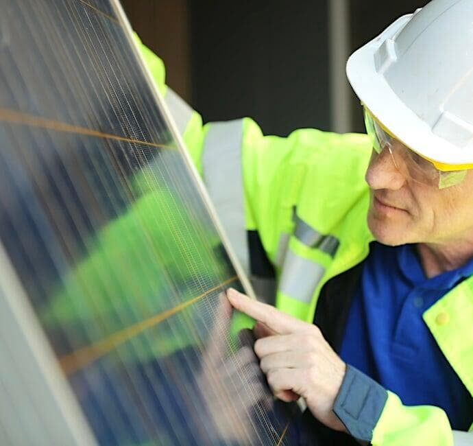 Expert voert controle uit van zonnepanelen