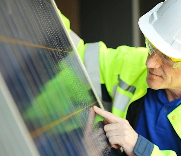 Expert voert keuring uit van zonnepanelen