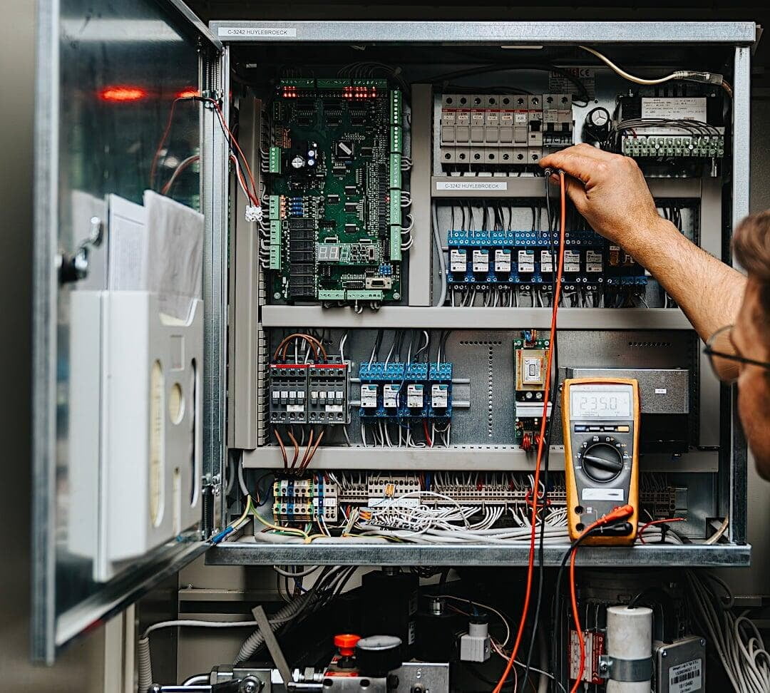 Keurder elektrische installatie meet stroom