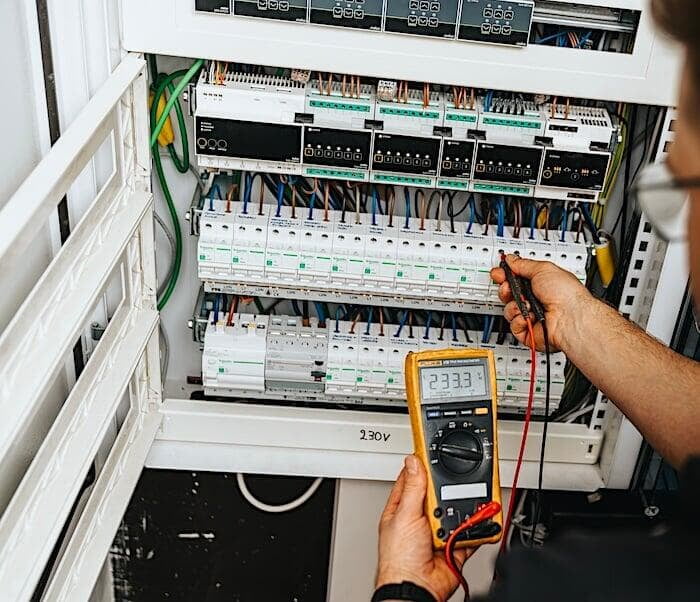 Keuring huishoudelijke elektrische installatie waarbij stroom wordt gemeten